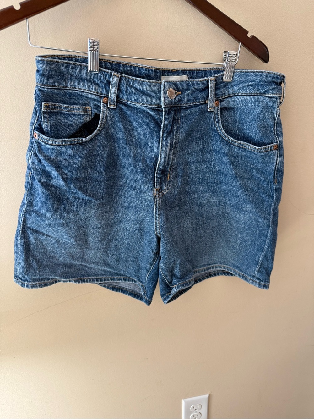 H&M Denim Shorts medium wash 6 inch inseam size 14